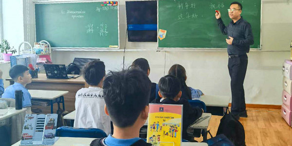 跨文化交流！小倫敦教師在蒙古國教孩子唱中文歌曲