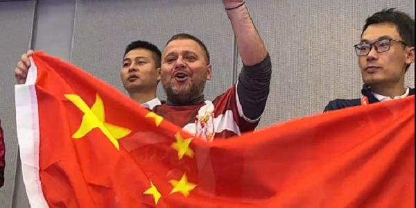 小倫敦外教Milan舉中國國旗助威 引發(fā)媒體關(guān)注