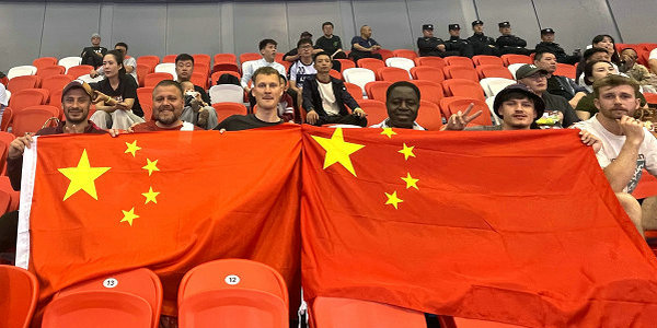 6：0！中國(guó)大勝印尼，小倫敦國(guó)際教師舉五星紅旗現(xiàn)場(chǎng)助威引媒體關(guān)注